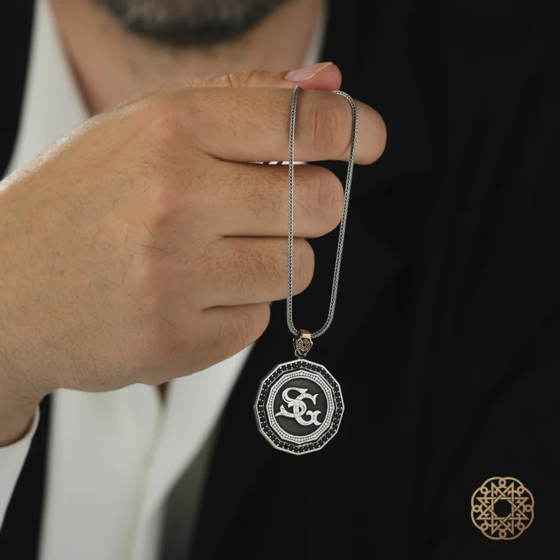 Kurt Ve Harfli Gümüş Kolye Modeli