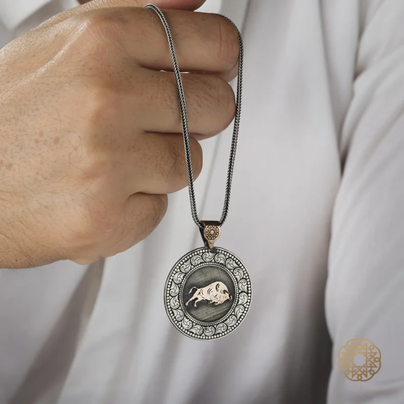 Boğa Ve Harfli Gümüş Kolye Modeli