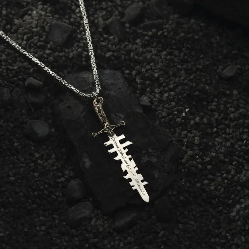 AMOR 17 EKIM 202532135 copy İsimli Kılıç Gümüş Erkek Kolye Modeli