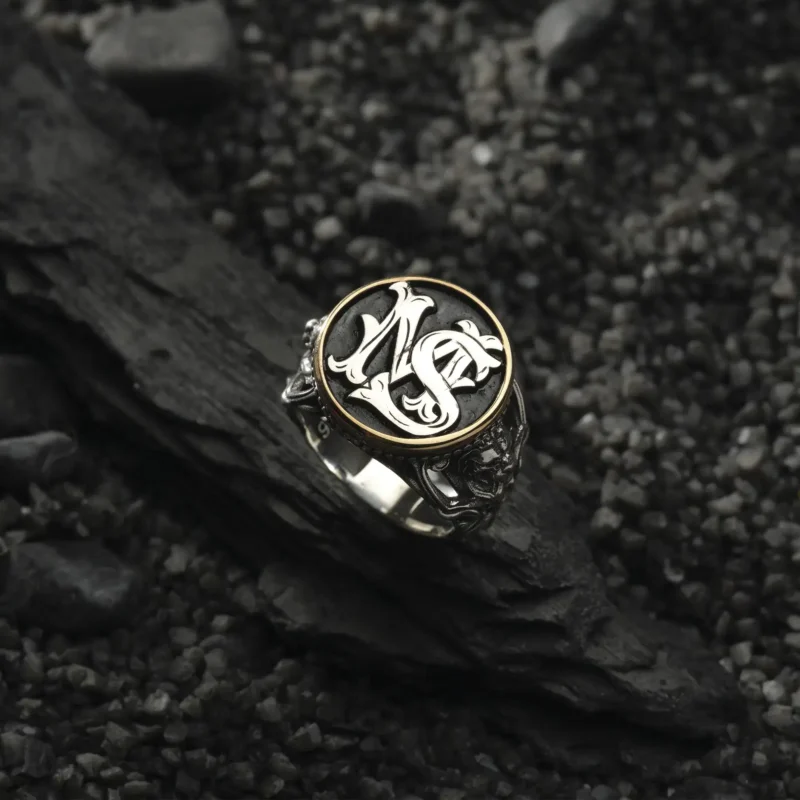 AMOR 17 EKIM 202532196 copy Harfli Aslanlı Gümüş Erkek Yüzük Modeli