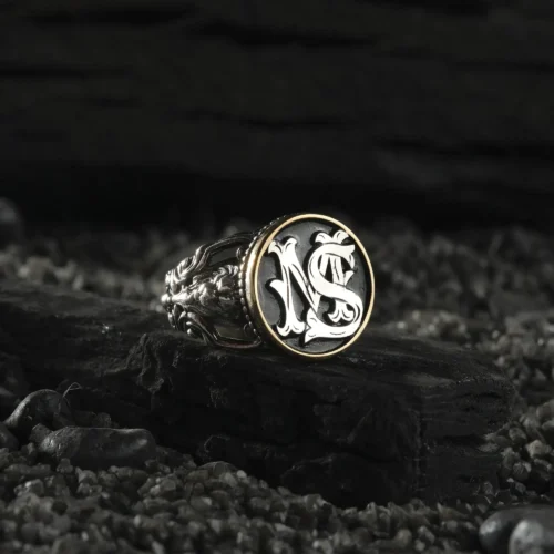 AMOR 17 EKIM 202532246 copy Harfli Aslanlı Gümüş Erkek Yüzük Modeli