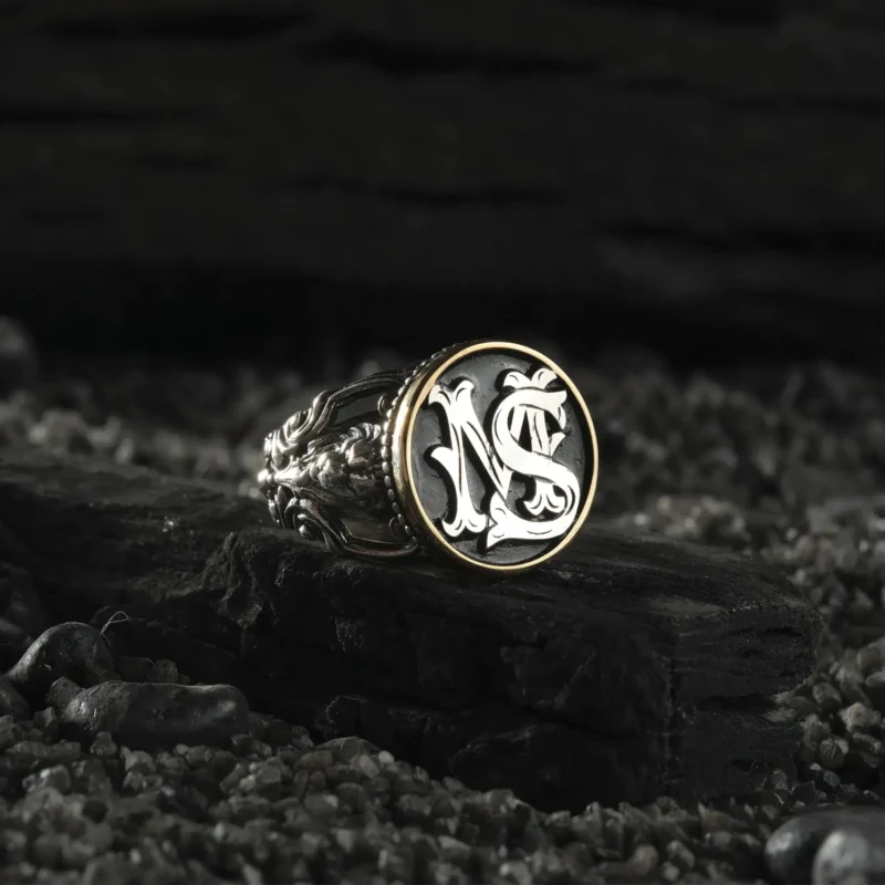 AMOR 17 EKIM 202532246 copy Harfli Aslanlı Gümüş Erkek Yüzük Modeli