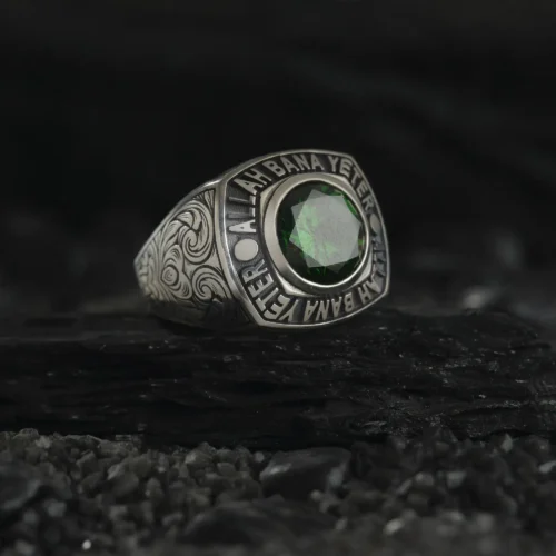 AMOR 17 EKIM 202532523 copy Yeşil Zirkon Allah Bana Yeter Gümüş Erkek Yüzük Modeli