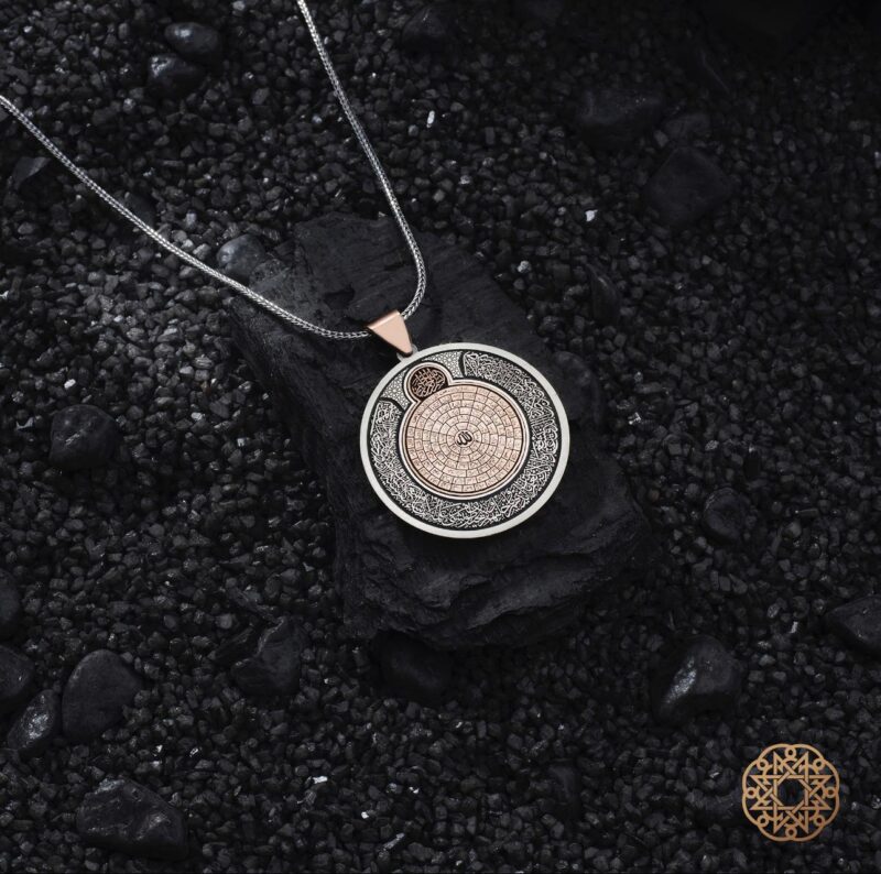 WhatsApp Görsel 2025-11-19 saat 14.49.06_52638299 Hz Süleyman’ın Mührü Ve Ayet-el Kürsü Gümüş Erkek Kolye Modeli