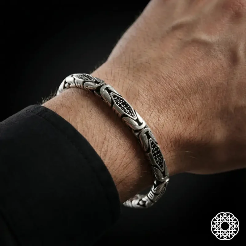 2 Gravür Desenli Gümüş Erkek Bileklik Modeli